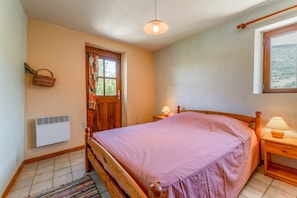 2 bedrooms, iron/ironing board, WiFi