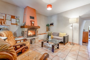 Chimenea, tenis de mesa y estéreo