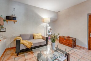 Chimenea, tenis de mesa y estéreo