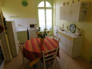 Fridge, microwave, oven, stovetop - Gîte "Gîte Floirac" with Private Terrace, Garden, and Wi-Fi (Floirac)
