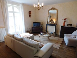 TV - Gîte "Gîte Floirac" with Private Terrace, Garden, and Wi-Fi (Floirac)