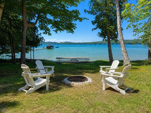 The Shorebird | Lakefront | Dogs OK | Walk to Dunes | SAT-to-SAT Only