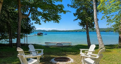 The Shorebird | Lakefront | Dogs OK | Walk to Dunes | SAT-to-SAT Only