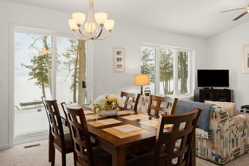 The Shorebird | Lakefront | Dogs OK | Walk to Dunes | SAT-to-SAT Only