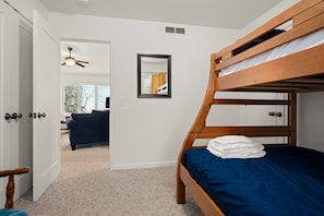 3 slaapkamers, een strijkplank/strijkijzer, wifi, beddengoed