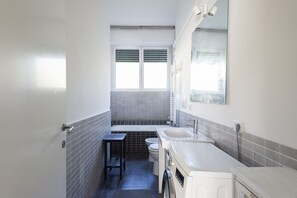 Regadera, bidet, shampoo 