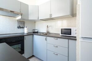 Réfrigérateur, four à micro-ondes, un four, surface de cuisson