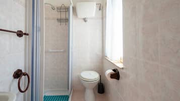 Douche, sĂšche-cheveux, serviettes fournies