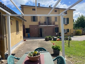 Outdoor dining - Holiday Home 'Roda' with Private Terrace, Wi-Fi and Air Conditioning (Castiglione del Lago)