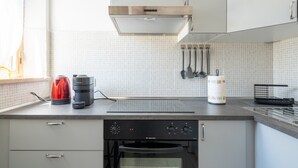 A kitchen with a coffee maker, kettle, oven, and utensils on the counter. - Casa Roda – Your Home by Lake Trasimeno, Between Umbria and Tuscany (Castiglione del Lago)