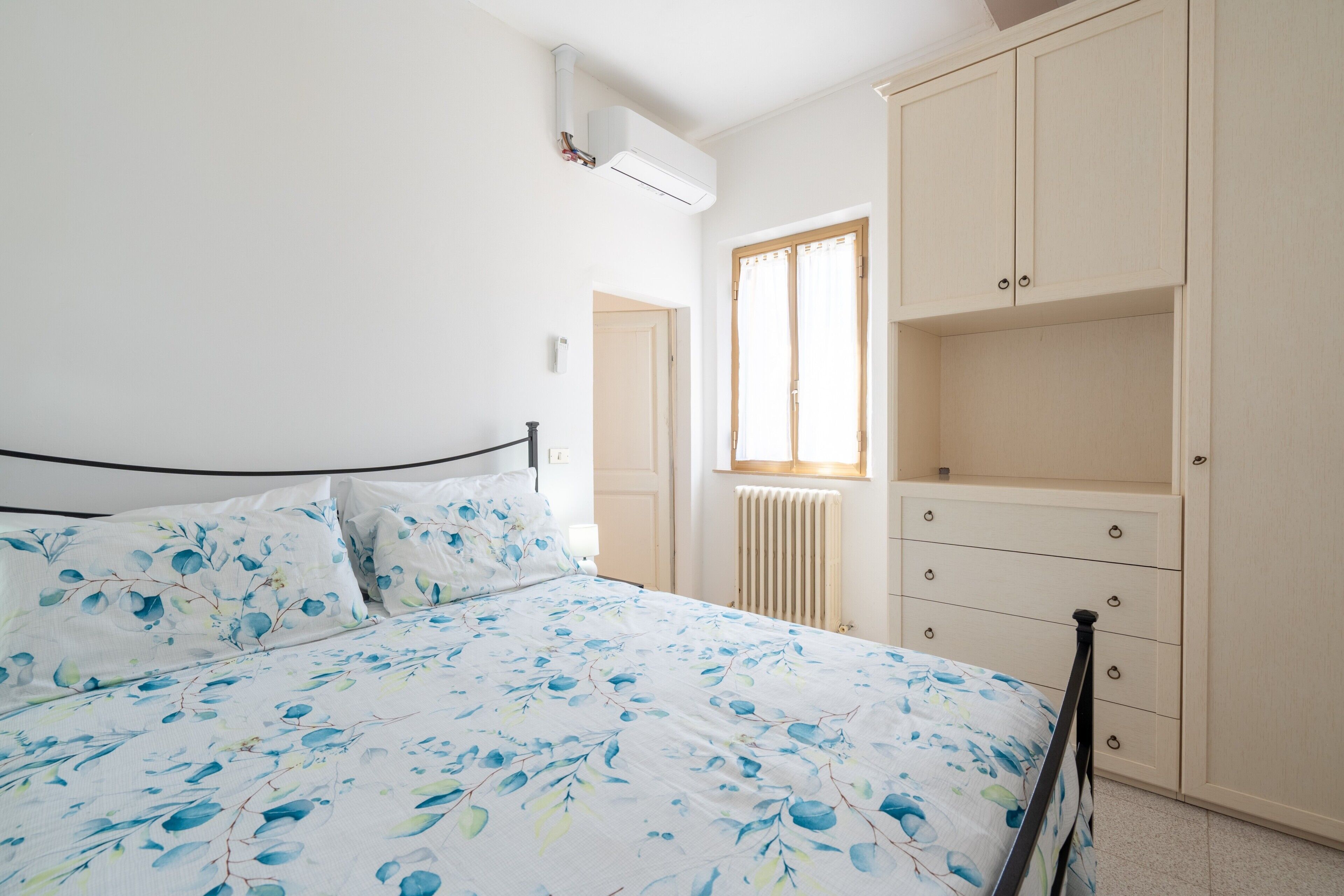 Tabla de planchar con plancha, wifi y ropa de cama 