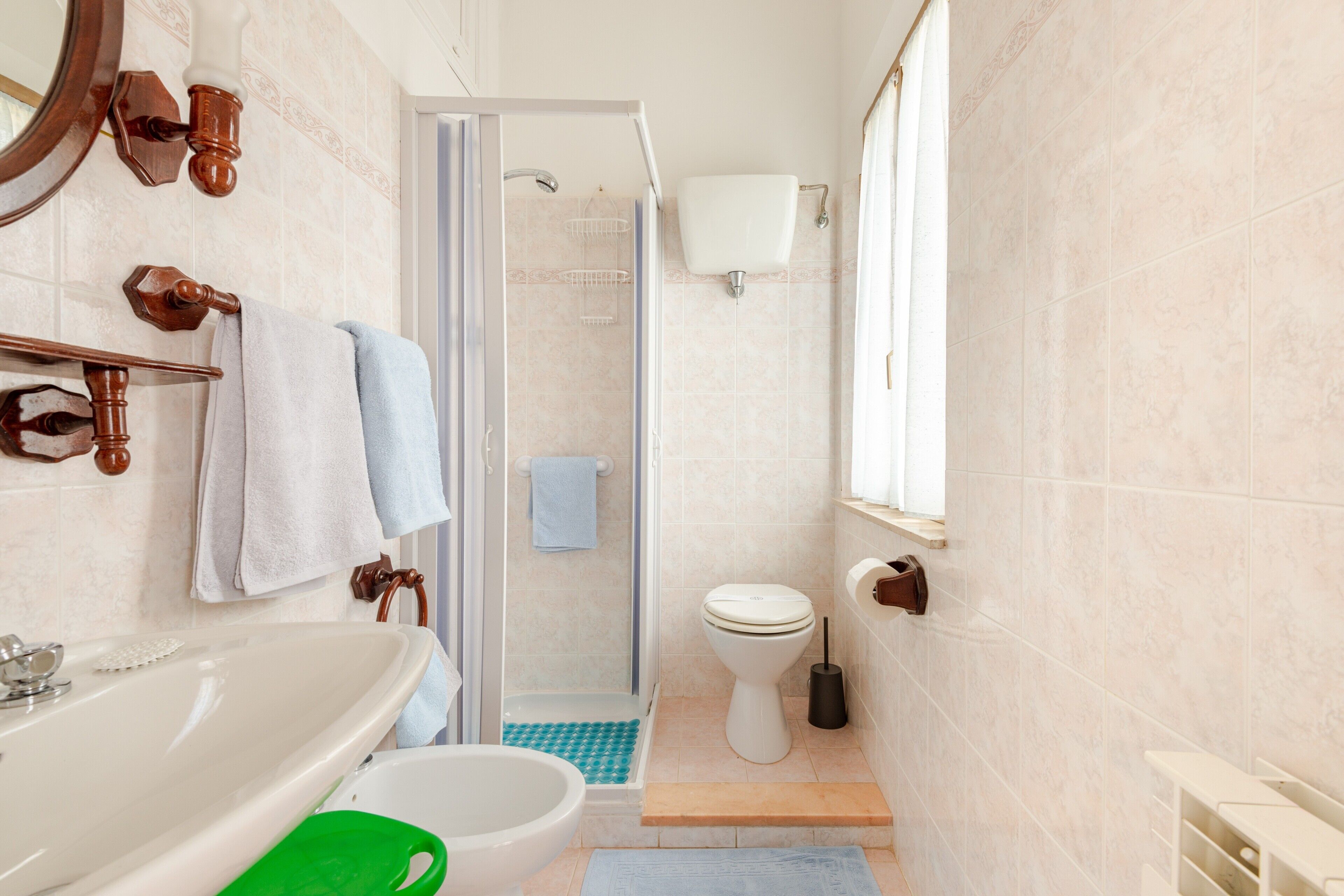 Dusj, hårføner og håndklær