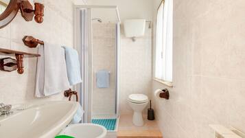 Dusj, hårføner og håndklær