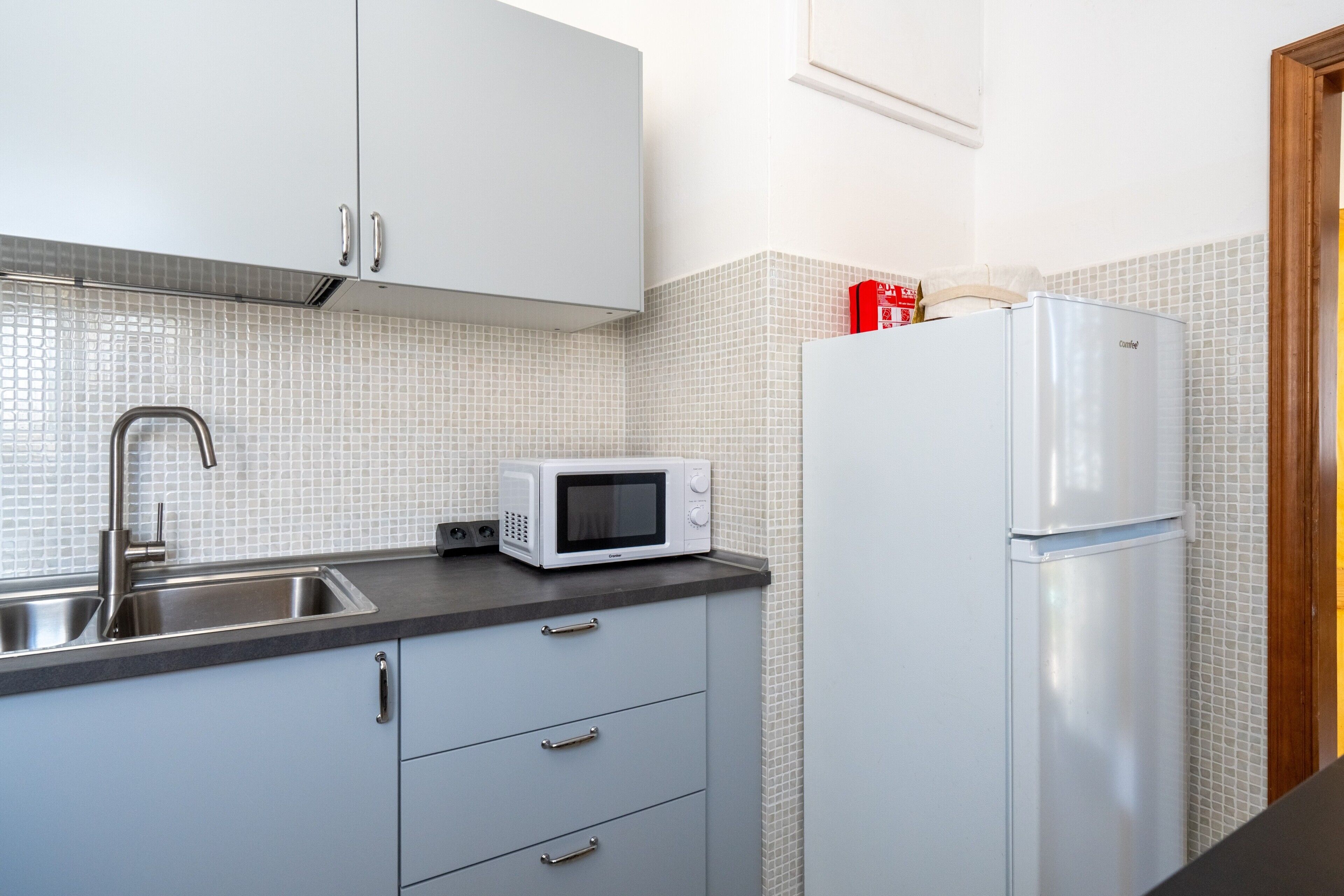 Frigorifero, microonde, forno, piano cottura