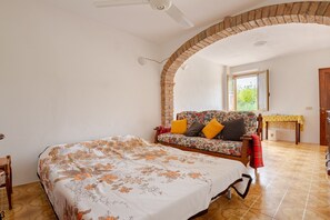 Iron/ironing board, WiFi, bed sheets - Holiday Home 'Roda' with Private Terrace, Wi-Fi and Air Conditioning (Castiglione del Lago)