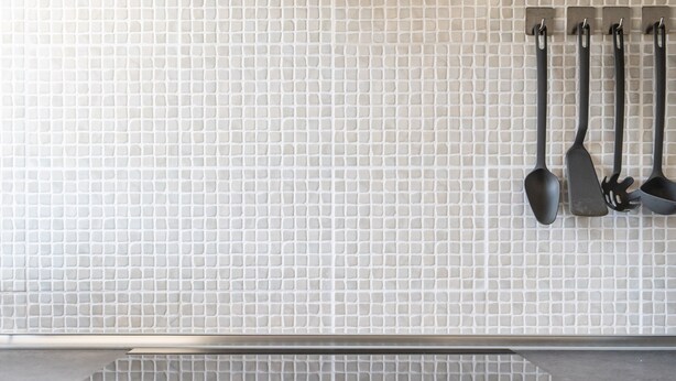 A kitchen with a tiled backsplash and three hanging utensils. - Casa Roda – Your Home by Lake Trasimeno, Between Umbria and Tuscany (Castiglione del Lago)