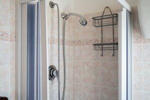 Een douche, een haardroger, handdoeken