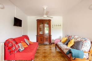 TV - Holiday Home 'Roda' with Private Terrace, Wi-Fi and Air Conditioning (Castiglione del Lago)