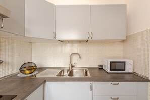 Fridge, microwave, oven, stovetop - Holiday Home 'Roda' with Private Terrace, Wi-Fi and Air Conditioning (Castiglione del Lago)