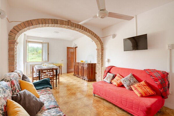 TV - Holiday Home 'Roda' with Private Terrace, Wi-Fi and Air Conditioning (Castiglione del Lago)