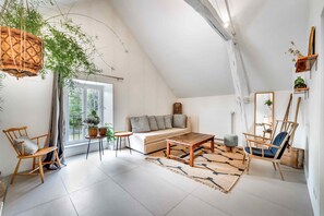 Télévision, cheminée, baby-foot, table de tennis de table