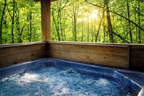 Outdoor spa tub - Hot Tub, WiFi, Fireplace, Pool Table, Foosball (Sevierville)