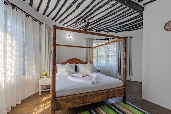 Villa Deluxe, balcón, vistas a la piscina | Ropa de cama de alta calidad y colchones con acolchado adicional