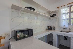 Deluxe Villa, Balcony, Garden View | In-room dining