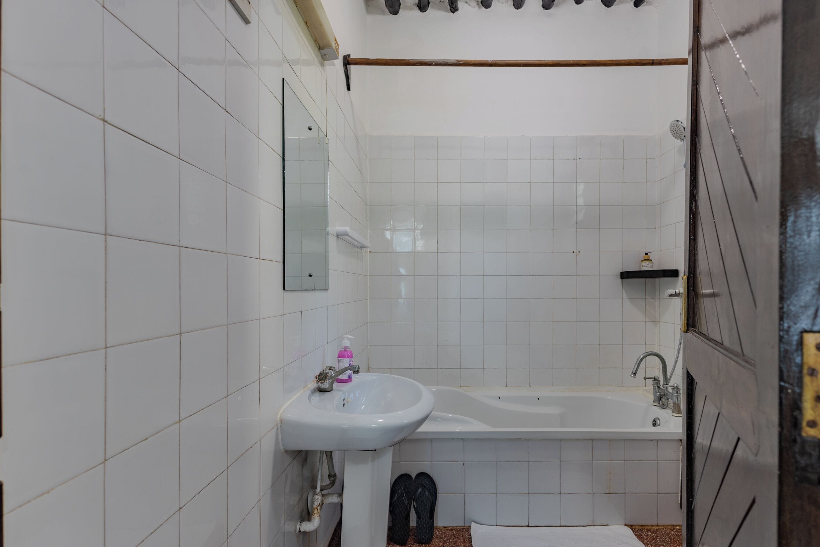 デラックス ヴィラ バルコニー プールビュー | バスルーム | シャワー、レインフォールシャワー、バスアメニティ (無料)、スリッパ