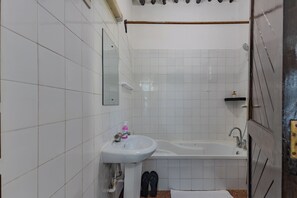 Biệt thự Deluxe, ban công, quang cảnh hồ bơi | Phòng tắm | Buồng tắm vòi sen, vòi sen phun mưa, đồ dùng nhà tắm miễn phí 