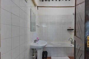 Villa Deluxe, balcón, vistas a la piscina | Baño | Ducha y cabezal de ducha tipo lluvia
