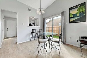 Dining - South Austin Retreat: Pet-Friendly Townhouse (Austin)