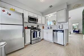 Fridge, microwave, oven, stovetop - South Austin Retreat: Pet-Friendly Townhouse (Austin)