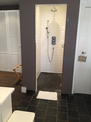 Deluxe tweepersoonskamer, 1 kingsize bed, niet-roken, uitzicht op de stad | Een kluis op de kamer, een bureau, verduisterende gordijnen