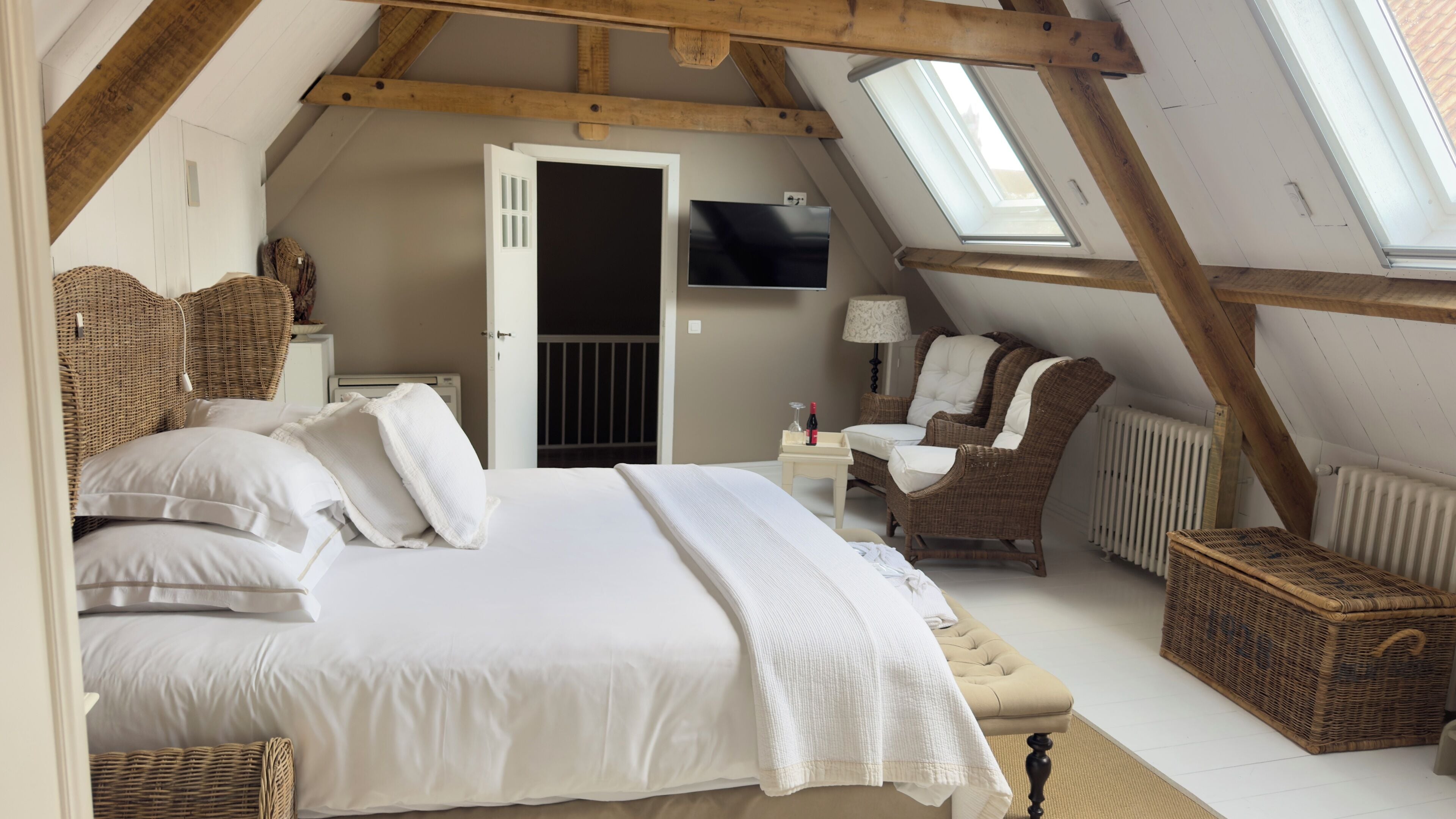 华丽套房 | 客房内保险箱、办公桌、遮光窗帘、熨斗/熨衣板