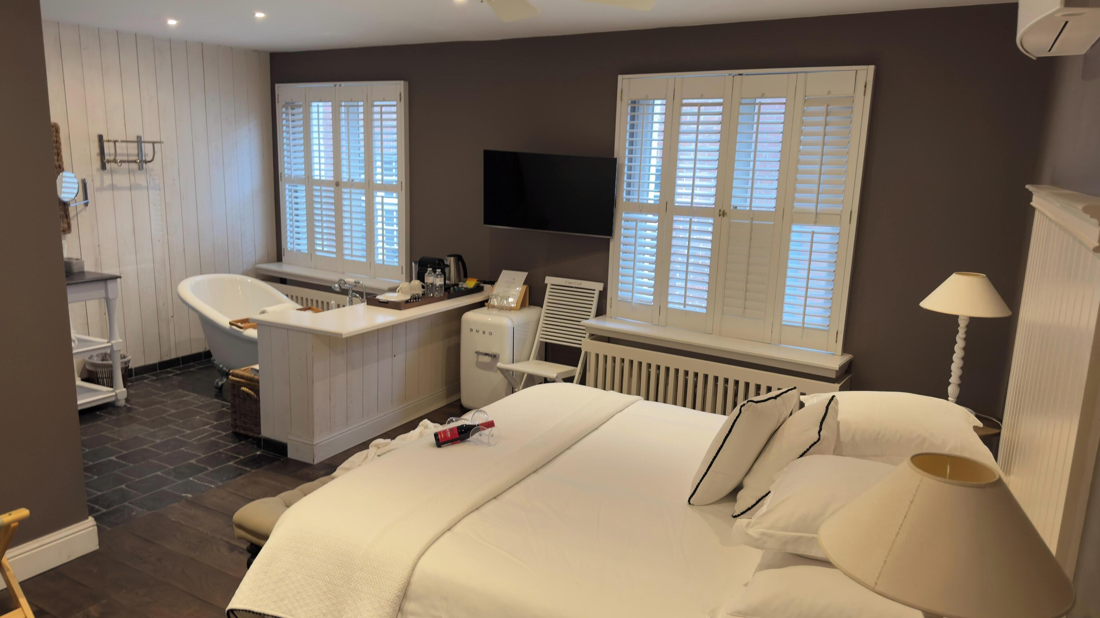 Deluxe tweepersoonskamer, 1 kingsize bed, niet-roken, uitzicht op de stad | Een kluis op de kamer, een bureau, verduisterende gordijnen