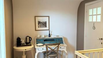 Deluxe-Suite, Klimaanlage, Stadtblick | Zimmersafe, Schreibtisch, Verdunkelungsvorhänge, Bügeleisen/Bügelbrett