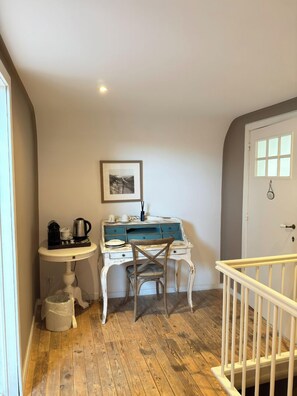 In-room safe, desk, blackout curtains, iron/ironing board - La Luna guesthouse (Bruges)
