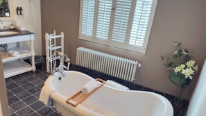 Suite Deluxe, Aire acondicionado, vistas a la ciudad | Baño | Albornoces y zapatillas
