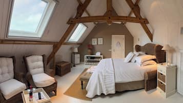 Deluxe-Suite, Klimaanlage, Stadtblick | Zimmersafe, Schreibtisch, Verdunkelungsvorhänge, Bügeleisen/Bügelbrett