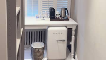 Tweepersoonskamer, 1 kingsize bed, airconditioning, uitzicht op de stad | Een kluis op de kamer, een bureau, verduisterende gordijnen