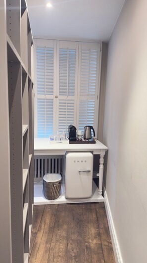 Tweepersoonskamer, 1 kingsize bed, airconditioning, uitzicht op de stad | Een kluis op de kamer, een bureau, verduisterende gordijnen