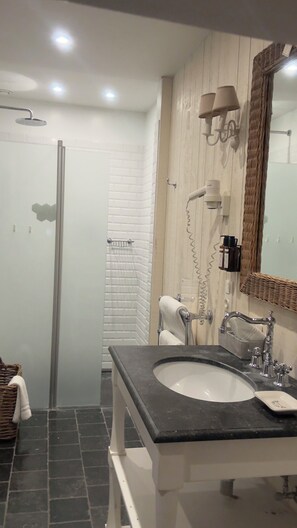 Double Room, 1 King Bed, Air conditioning, City View | Bathroom | Bathrobes, slippers - La Luna guesthouse (Bruges)
