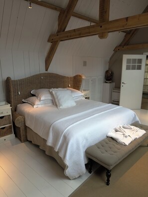 In-room safe, blackout curtains, iron/ironing board, free WiFi - La Luna guesthouse (Bruges)