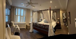 In-room safe, blackout curtains, iron/ironing board, free WiFi - La Luna guesthouse (Bruges)