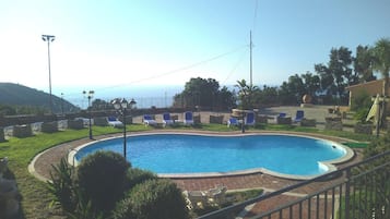 Piscine extérieure (ouverte en saison)