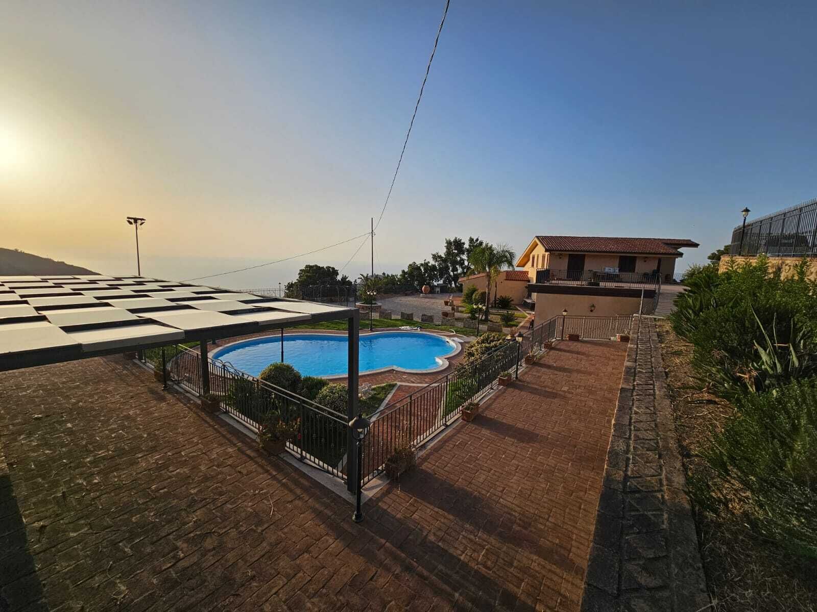 Piscine extérieure (ouverte en saison)