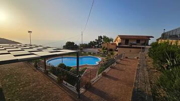 Piscine extérieure (ouverte en saison)