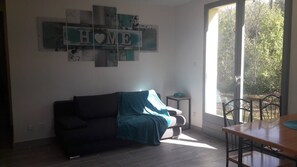 Living area - Holiday Home 'Maisonnette Proche Sarlat-la-canéda' with Shared Pool, Private Terrace and Private Garden (Carsac-Aillac)