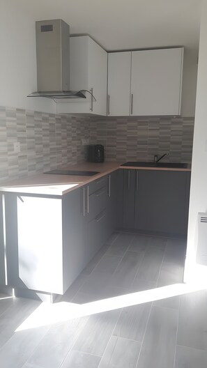 Refrigerador, microondas, parrilla de estufa y cafetera y tetera 
